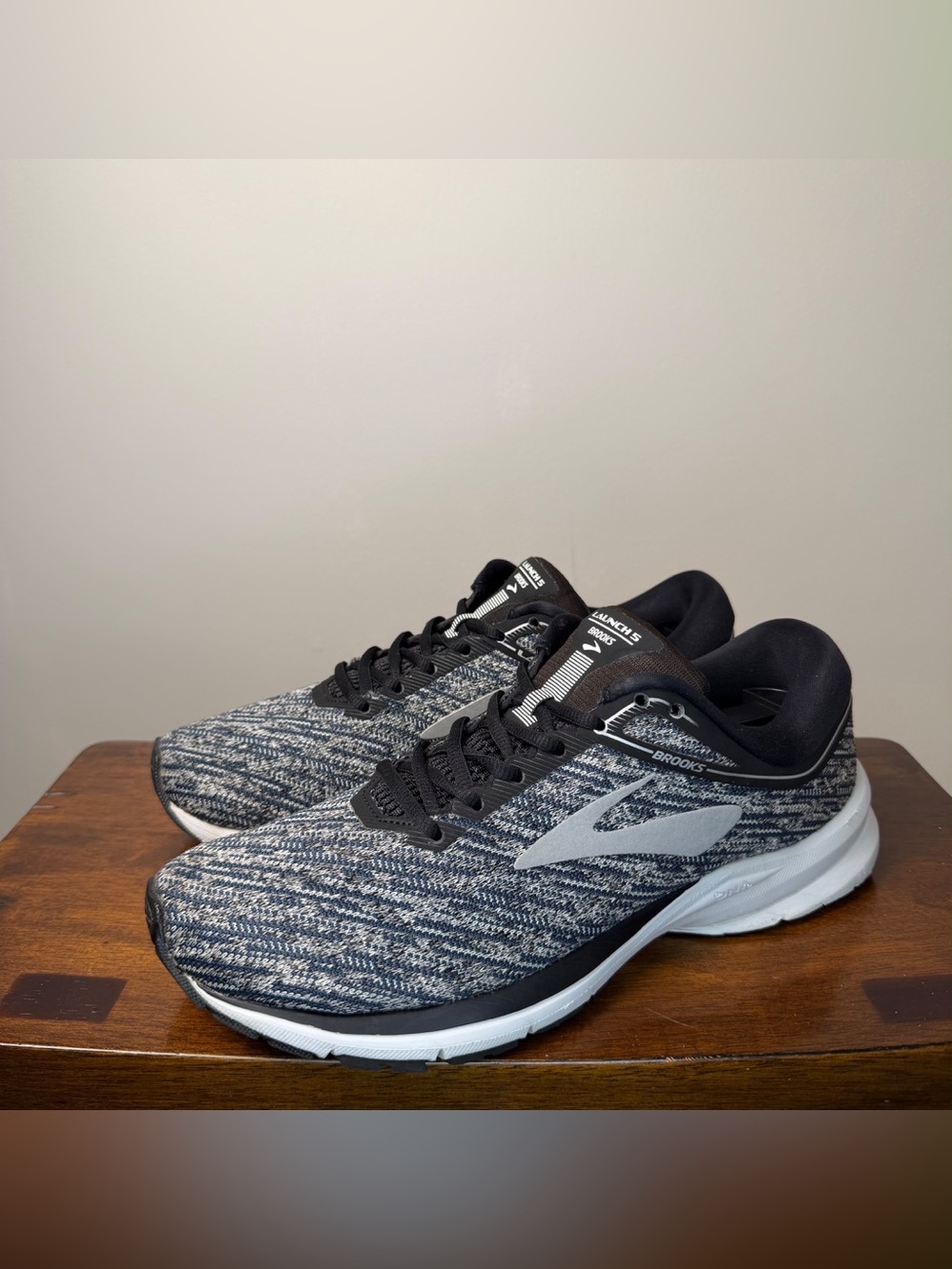 Brooks Launch 5 Men’s 9.5 D Gray Black Running Shoes 1102761D039 Excellent